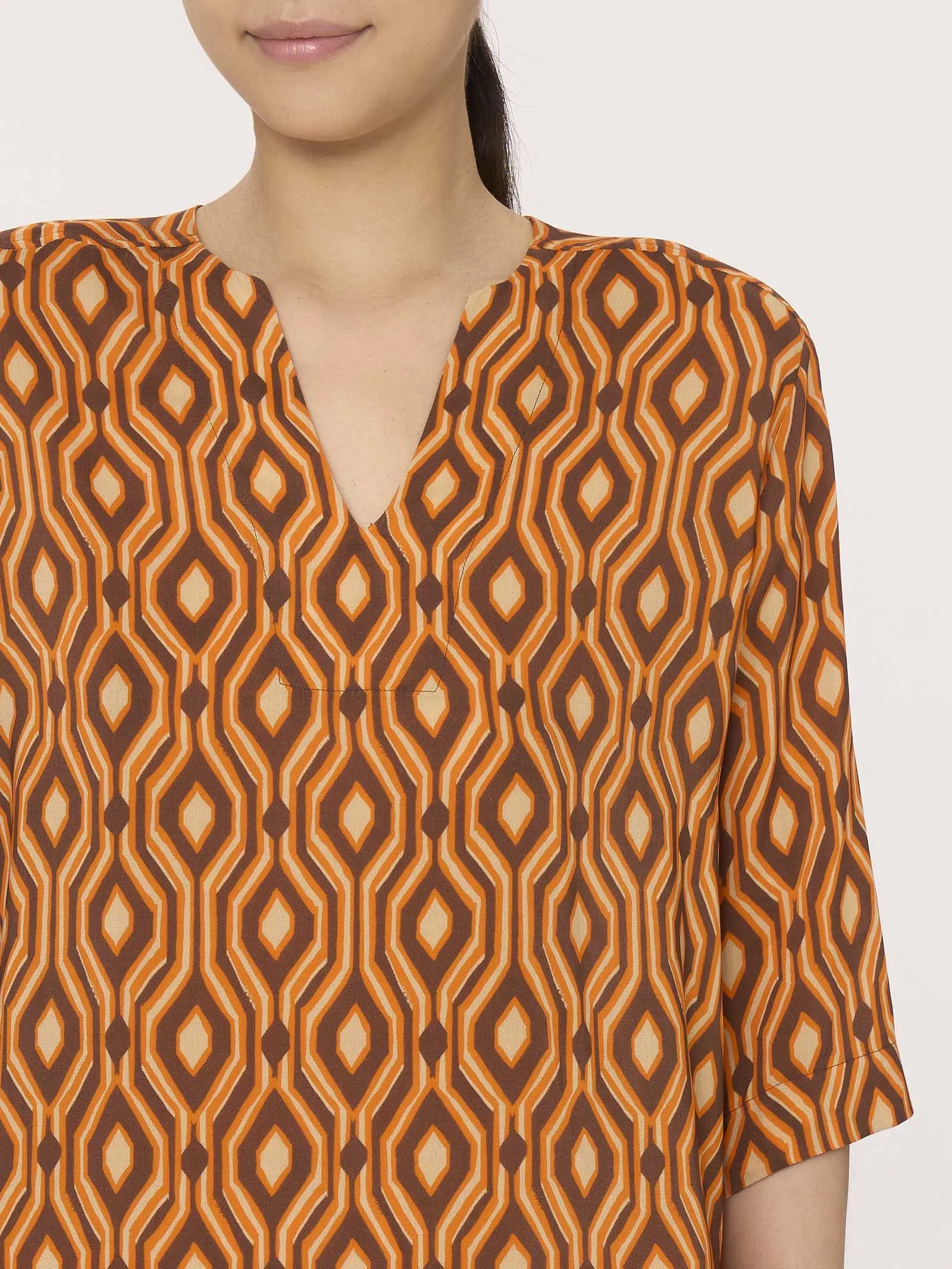 Blusa con scollo a V in Ecoseta - Fant. Irish Cream