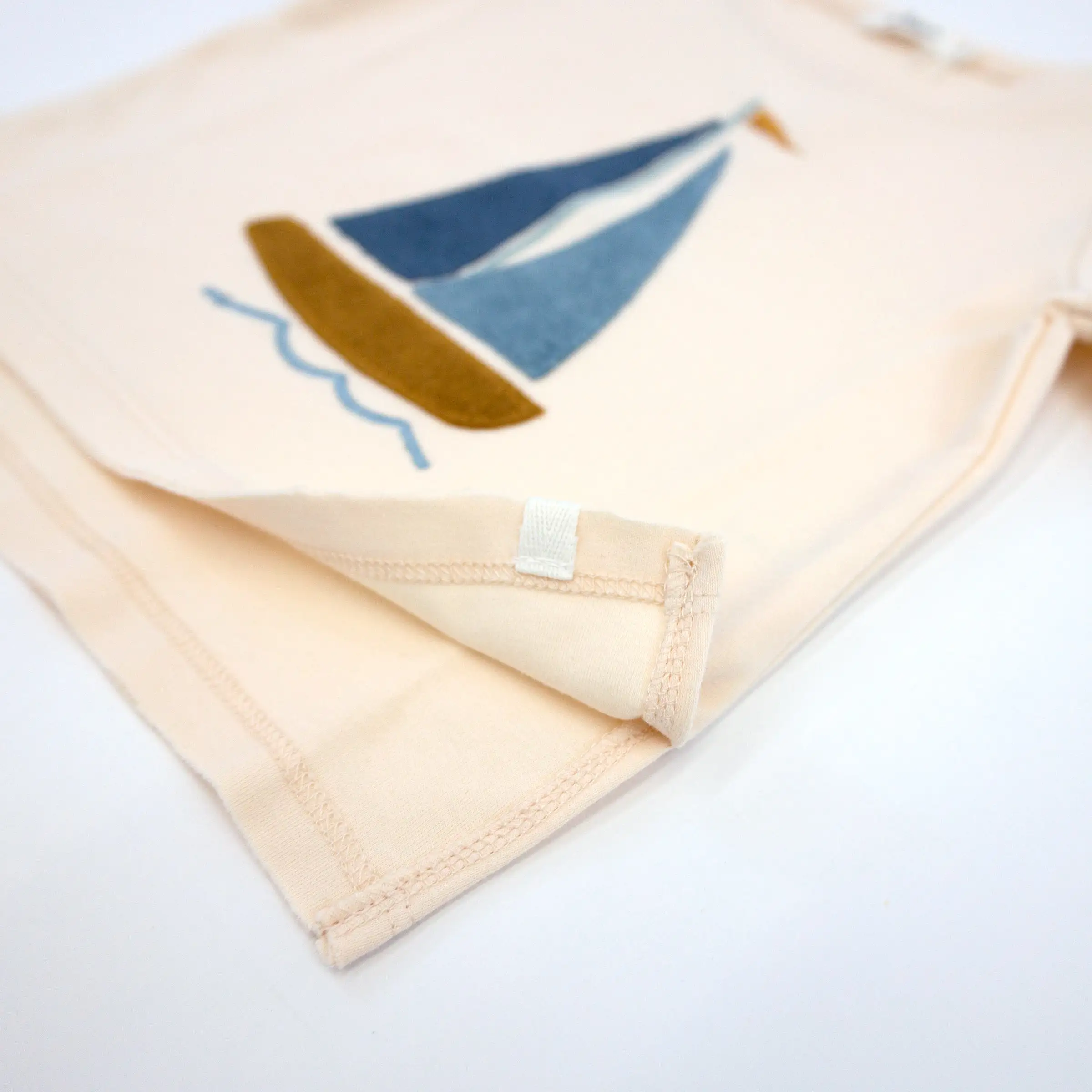 oh baby! Raw Edge Short Sleeve Cotton Slub Tee - Denim Sailboat Applique - Cashew